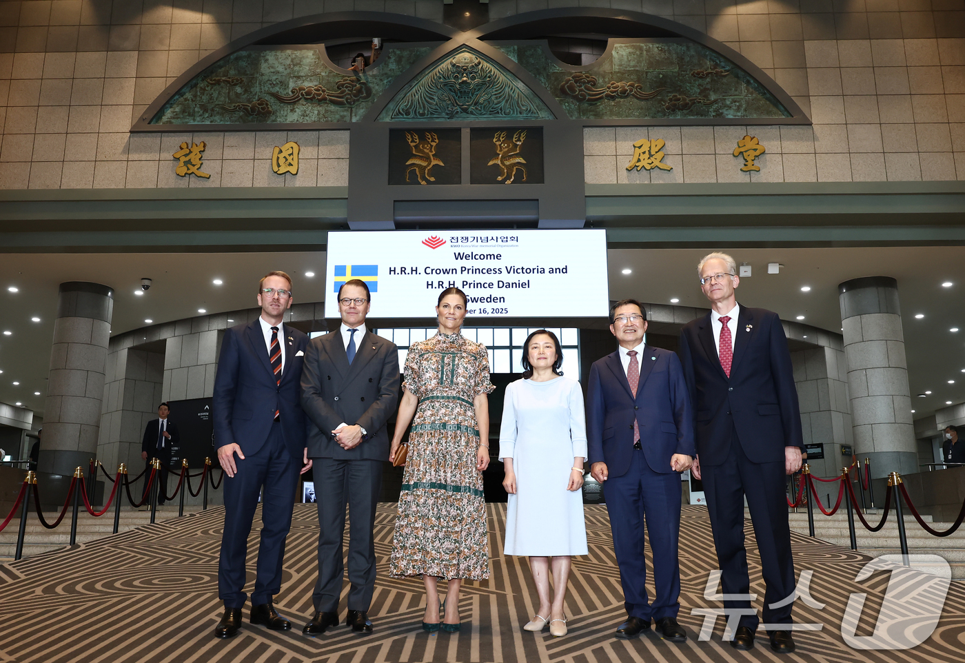 (서울=뉴스1) 김민지 기자 = 한국을 방한 중인 빅토리아 스웨덴 왕세녀(왼쪽 세번째)와 부군 다니엘 왕자(왼쪽 두번째)가 16일 오후 서울 용산구 전쟁기념관을 방문해 기념촬영을 …