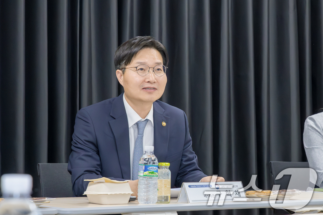 (서울=뉴스1) = 구혁채 과학기술정보통신부 1차관이 16일 대전 유성구 한국화학연구원에서 열린 '자율실험실 전문가 간담회'에서 발언하고 있다. (과학기술정보통신부 제공. 재판매 …