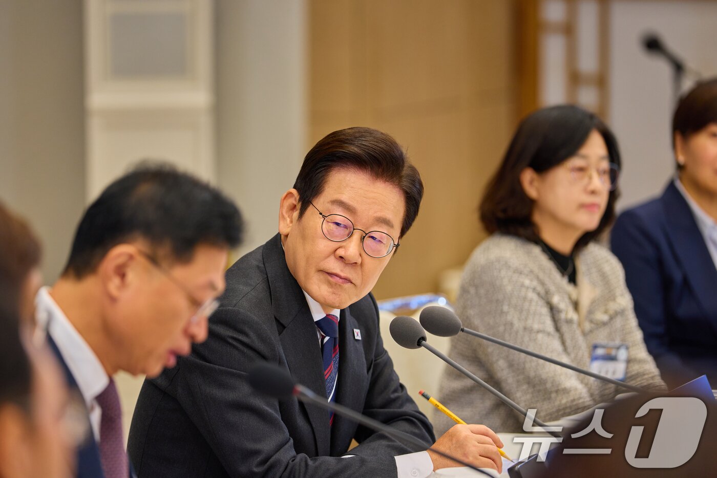 본문 이미지 - 이재명 대통령이 16일 서울 용산 대통령실 청사에서 열린 제2차 핵심규제 합리화 전략회의에 참석해 있다. &#40;대통령실 제공. 재판매 및 DB 금지&#41; 2025.10.16/뉴스1 ⓒ News1 허경 기자