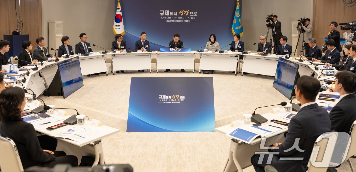 본문 이미지 - 이재명 대통령이 16일 서울 용산 대통령실 청사에서 열린 제2차 핵심규제 합리화 전략회의에서 발언하고 있다. (대통령실 제공. 재판매 및 DB 금지) 2025.10.16 ⓒ 뉴스1 허경 기자