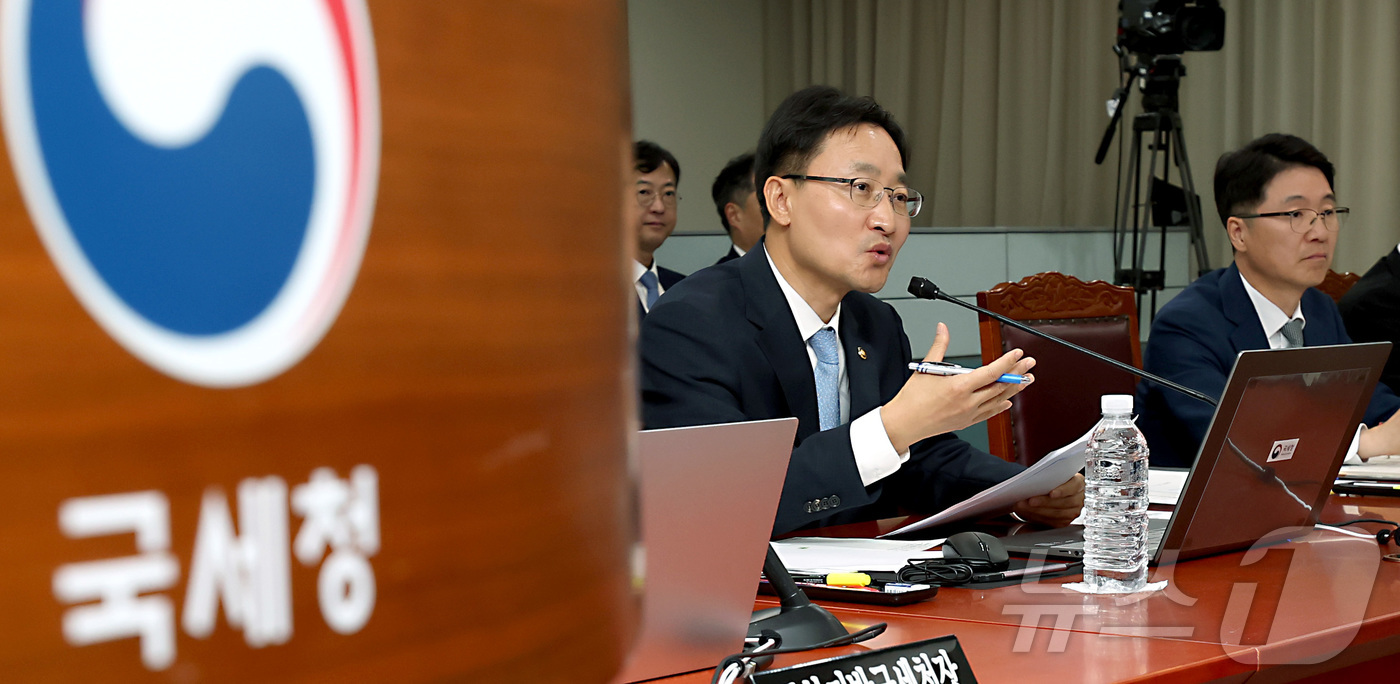 (세종=뉴스1) 김기남 기자 = 임광현 국세청장이 16일 세종시 정부세종2청사에 국세청서 열린 국회 기획재정위원회의 국세청에 대한 국정감사에서 위원들의 질의에 답하고 있다. 202 …