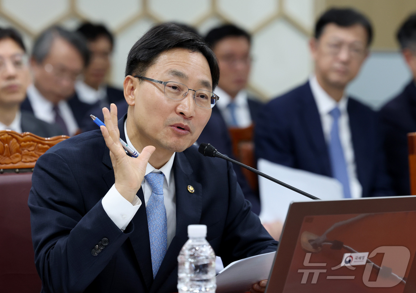 (세종=뉴스1) 김기남 기자 = 임광현 국세청장이 16일 세종시 정부세종2청사에 국세청서 열린 국회 기획재정위원회의 국세청에 대한 국정감사에서 위원들이 질의에 답변하고 있다. 20 …