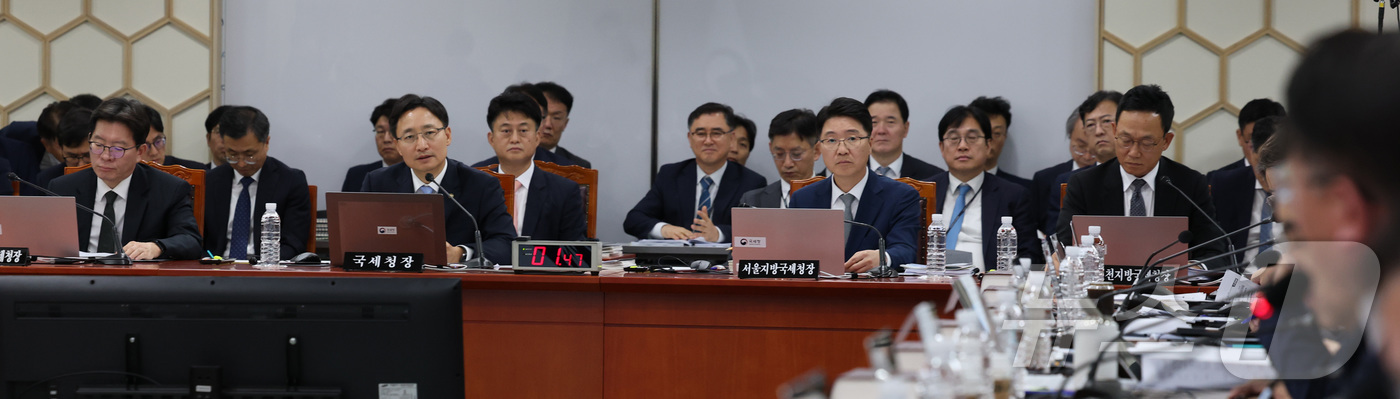 (세종=뉴스1) 김기남 기자 = 임광현 국세청장이 16일 세종시 정부세종2청사에 국세청서 열린 국회 기획재정위원회의 국세청에 대한 국정감사에서 위원들이 질의에 답변하고 있다. 20 …