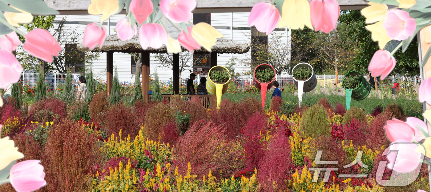 (평택=뉴스1) 김영운 기자 = 16일 경기 평택시 오성면 평택시농업셍태원에서 열린 '2025 경기정원문화박람회'에서 시민들이 아름답게 꾸며진 정원을 관람하고 있다. 2025.10 …