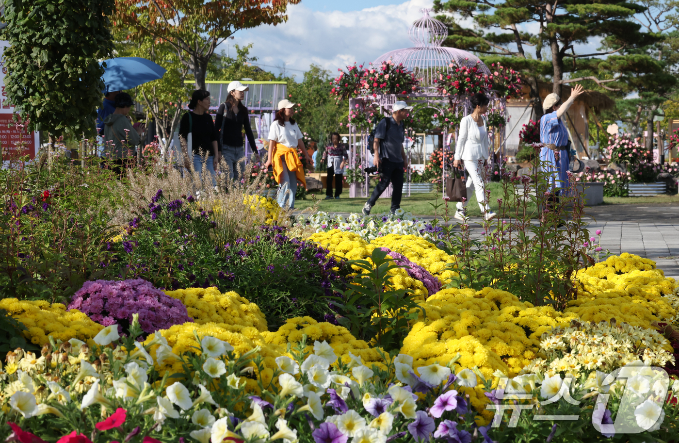 (평택=뉴스1) 김영운 기자 = 16일 경기 평택시 오성면 평택시농업셍태원에서 열린 '2025 경기정원문화박람회'에서 시민들이 아름답게 꾸며진 정원을 관람하고 있다. 2025.10 …