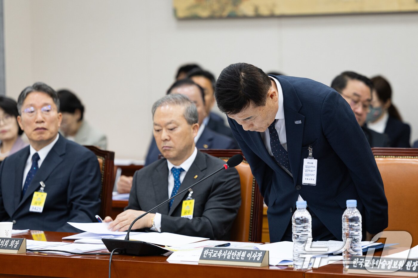 본문 이미지 - 허성우 한국교육시설안전원 이사장이 16일 서울 여의도 국회에서 열린 교육위원회의 한국고전번역원 등에 대한 국정감사에서 한국교육시설안전원 기획조정실에서 야당 위원들에게만 질의요청 문서를 돌린 것에 대해 사과하고 있다. 2025.10.16/뉴스1 ⓒ News1 유승관 기자