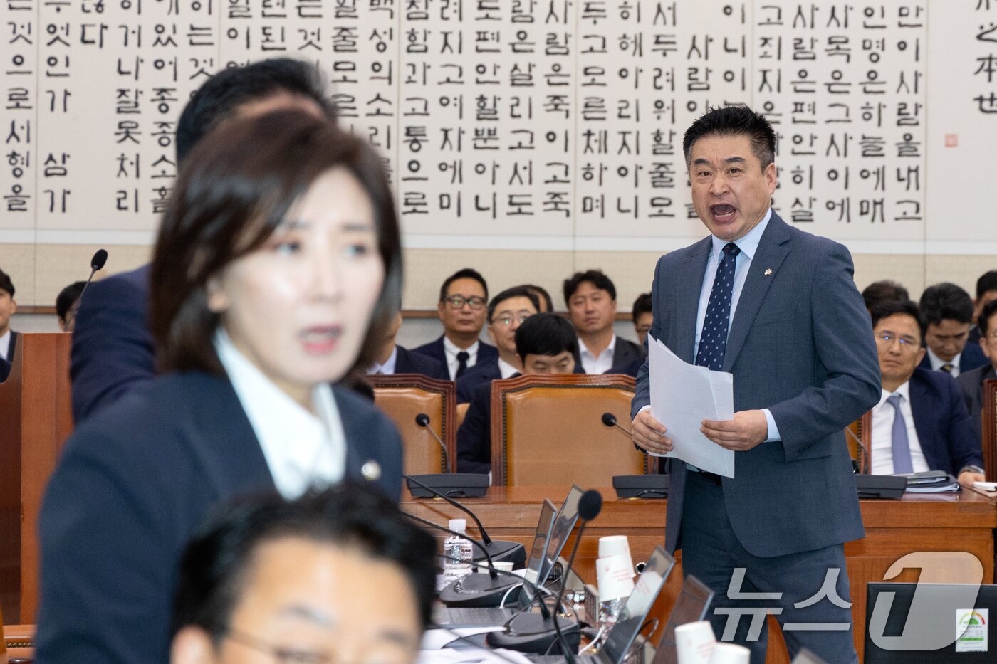 본문 이미지 - 16일 서울 여의도 국회에서 열린 법제사법위원회 감사원 등에 대한 국정감사에서 최혁진 무소속 의원이 의사 진행 관련 국민의힘 나경원 법사위원 등에게 항의하고 있다. 2025.10.16/뉴스1 ⓒ News1 이승배 기자