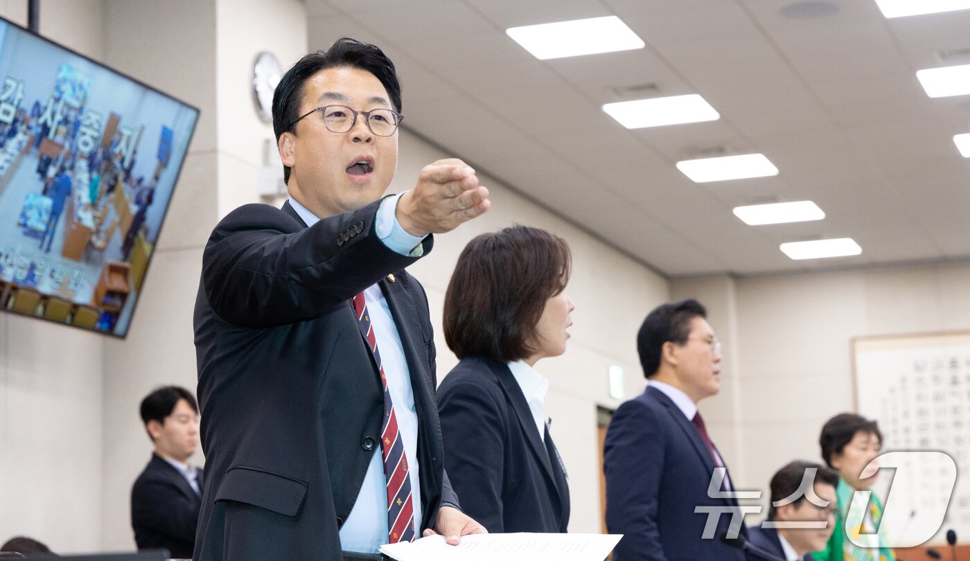 본문 이미지 - 16일 서울 여의도 국회에서 열린 법제사법위원회 감사원 등에 대한 국정감사에서 곽규택 국민의힘 의원이 의사 진행 관련 항의하고 있다. 2025.10.16/뉴스1 ⓒ News1 이승배 기자