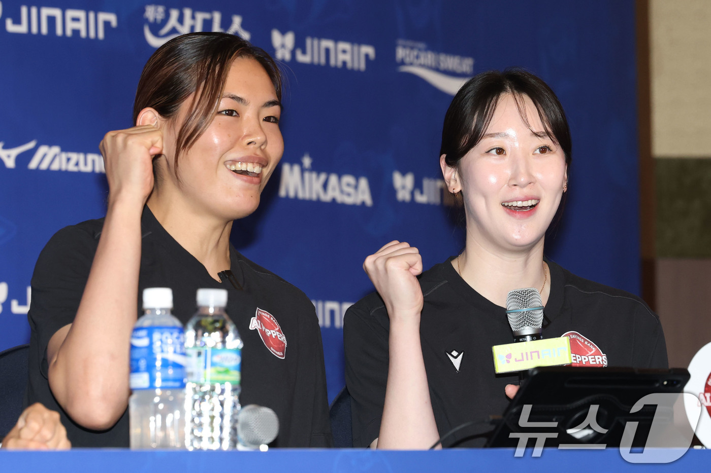 (서울=뉴스1) 이광호 기자 = 페퍼저축은행 고예림(오른쪽), 시마무라 하루요가 16일 오후 서울 강남구 청담동 리베라호텔에서 열린 프로배구 진에어 2025-2026 V리그 여자부 …