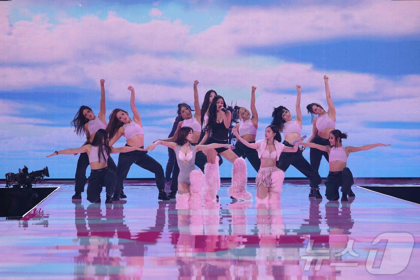 본문 이미지 - &#39;빅토리아 시크릿 패션쇼&#39; 무대에 오른 트와이스 ⓒ AFP=뉴스1