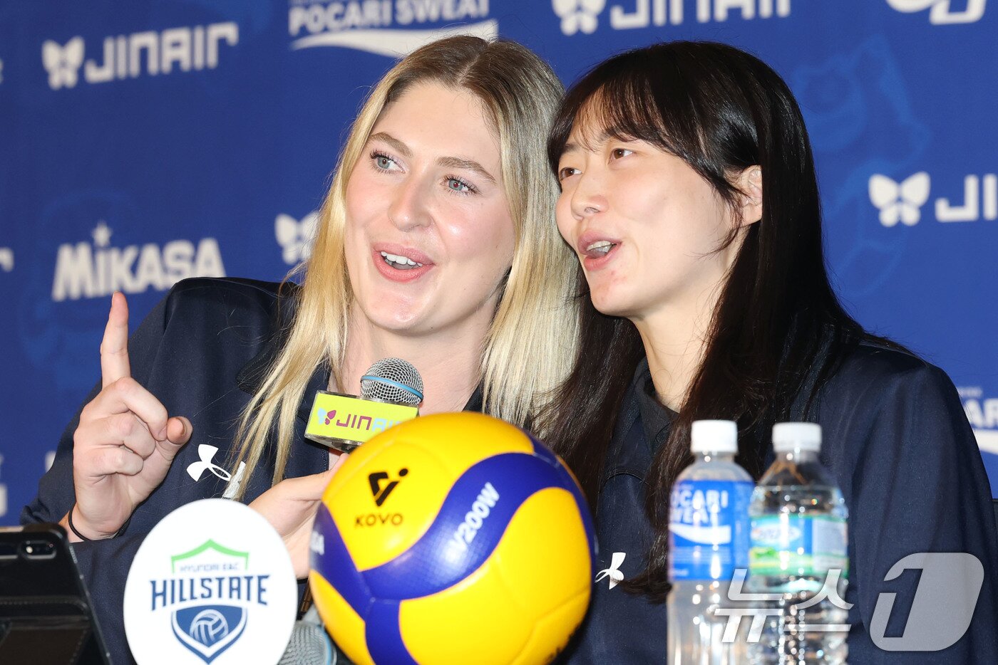 본문 이미지 - 현대건설 김다인&#40;오른쪽&#41;, 카리 가이스버거가 16일 오후 서울 강남구 청담동 리베라호텔에서 열린 프로배구 진에어 2025-2026 V리그 여자부 미디어데이에서 시즌에 임하는 각오와 포부를 밝히며 구호를 외치고 있다. 2025.10.16/뉴스1 ⓒ News1 이광호 기자