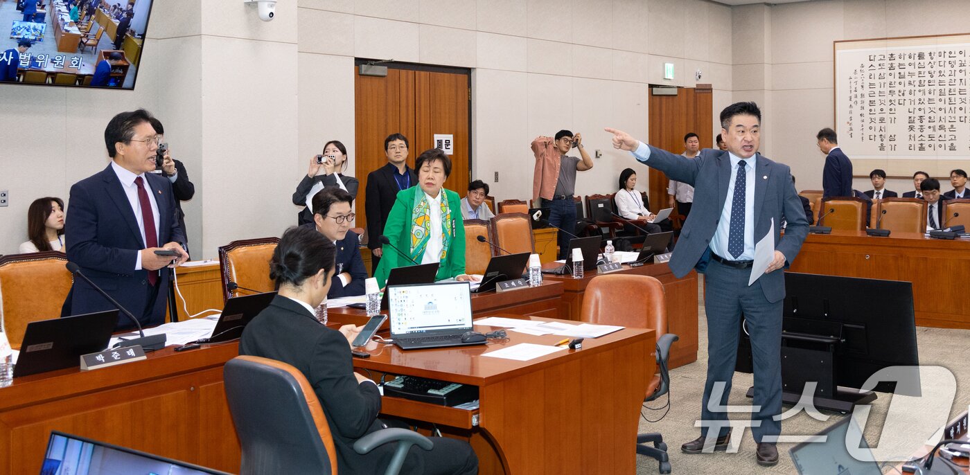본문 이미지 - 16일 서울 여의도 국회에서 열린 법제사법위원회 감사원 등에 대한 국정감사에서 의사 진행 관련으로 여야 간 설전이 벌어지고 있다. 2025.10.16/뉴스1 ⓒ News1 이승배 기자