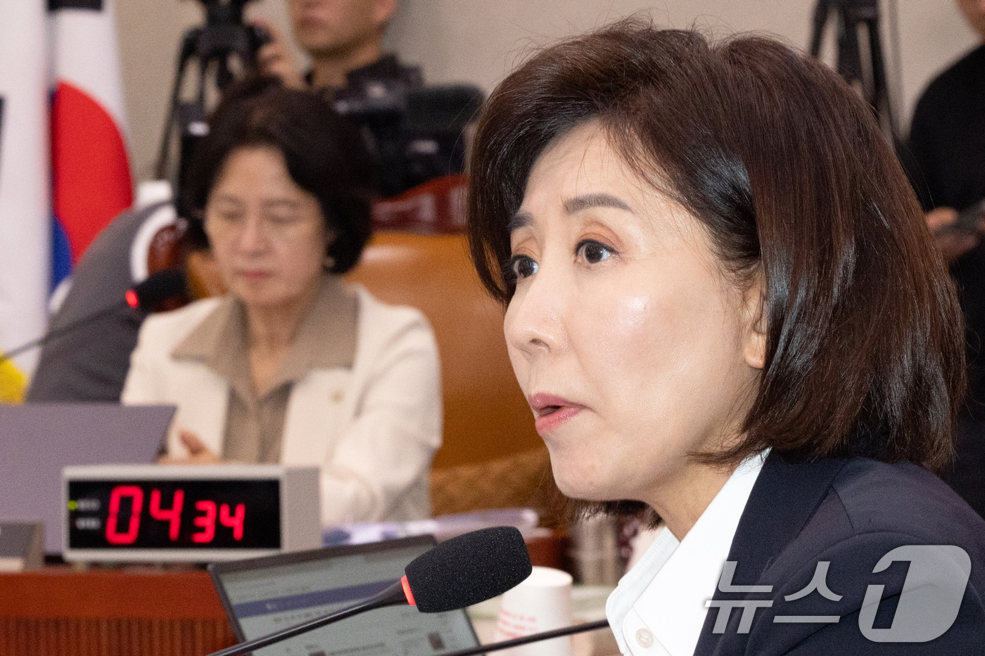 (서울=뉴스1) 이승배 기자 = 16일 서울 여의도 국회에서 열린 법제사법위원회 감사원 등에 대한 국정감사에서 나경원 국민의힘 의원이 질의하고 있다. 2025.10.16/뉴스1