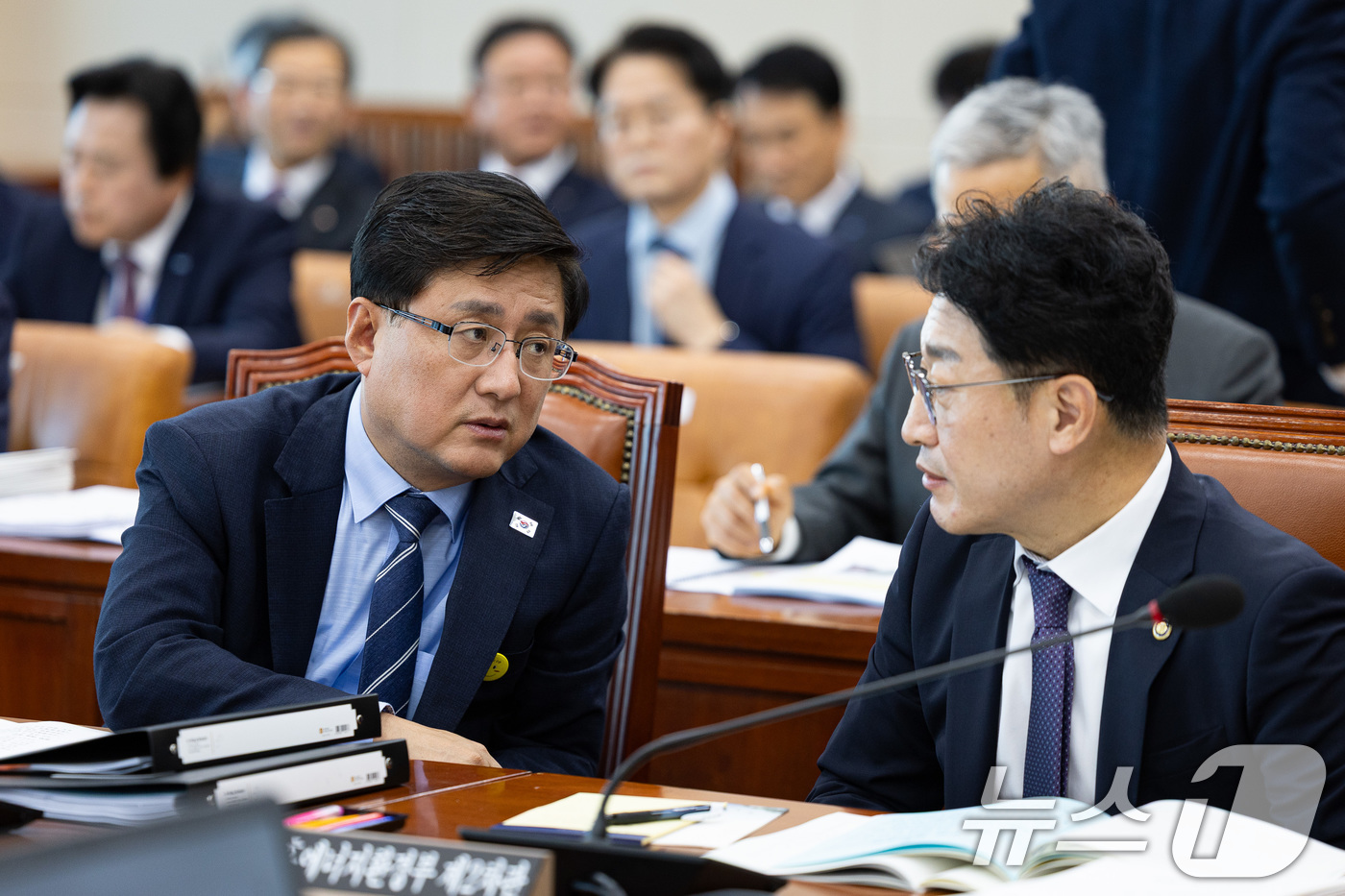 (서울=뉴스1) 유승관 기자 = 김성환 기후에너지환경부 장관과 이호현 2차관이 16일 서울 여의도 국회에서 열린 제429회 국회(정기회) 기후에너지환경노동위원회 제4차 전체회의에 …