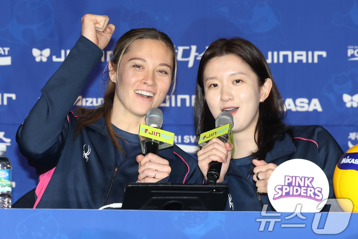 본문 이미지 - 흥국생명 레베카&#40;왼쪽&#41;. 2025.10.16/뉴스1 ⓒ News1 이광호 기자