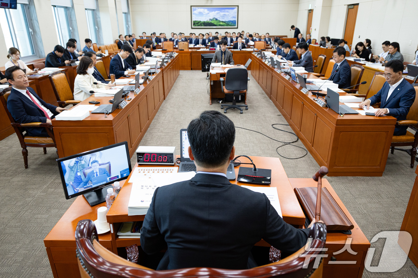 (서울=뉴스1) 유승관 기자 = 안호영 국회 기후에너지환경노동위원회 위원장이 16일 서울 여의도 국회에서 열린 제429회 국회(정기회) 기후에너지환경노동위원회 제4차 전체회의에서 …