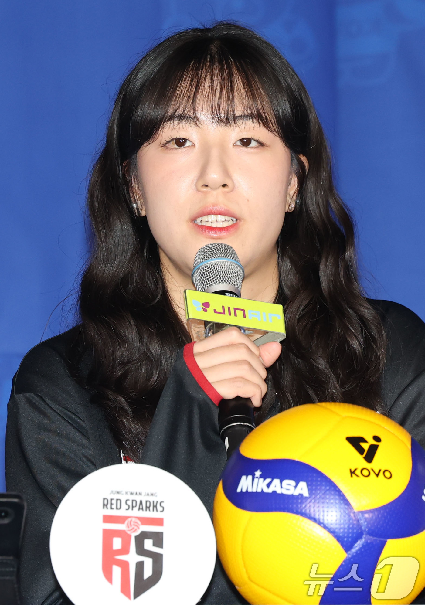 (서울=뉴스1) 이광호 기자 = 정관장 정호영이 16일 오후 서울 강남구 청담동 리베라호텔에서 열린 프로배구 진에어 2025-2026 V리그 여자부 미디어데이에서 인사말을 하고 있 …