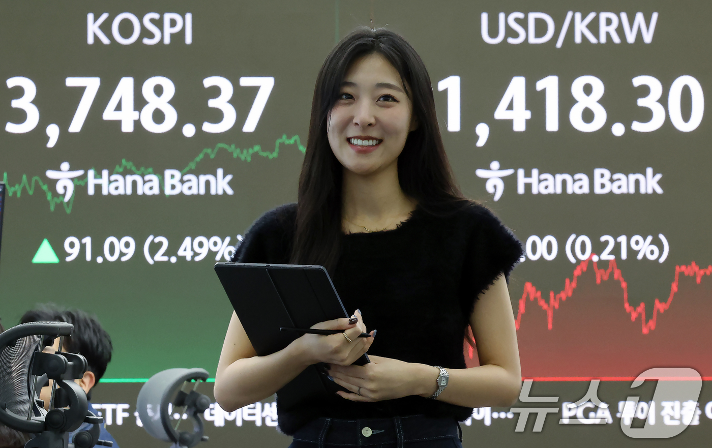 (서울=뉴스1) 박정호 기자 = 코스피가 한미 무역협상 최종 타결 기대감에 사상 최고치를 새로 쓴 16일 오후 서울 중구 하나은행 본점 딜링룸 전광판에 증시 종가가 표시되고 있다. …