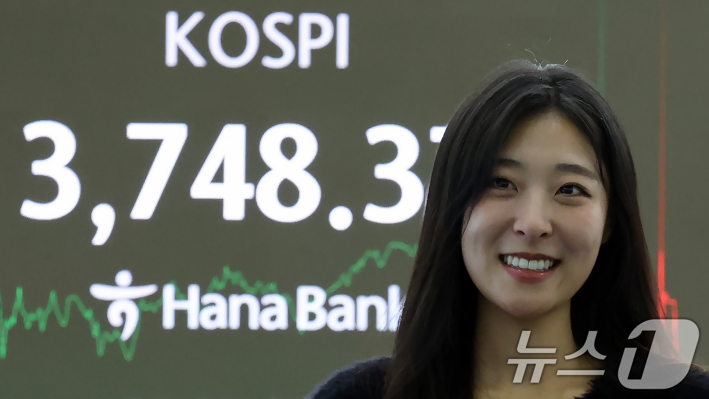 (서울=뉴스1) 박정호 기자 = 코스피가 한미 무역협상 최종 타결 기대감에 사상 최고치를 새로 쓴 16일 오후 서울 중구 하나은행 본점 딜링룸 전광판에 증시 종가가 표시되고 있다. …