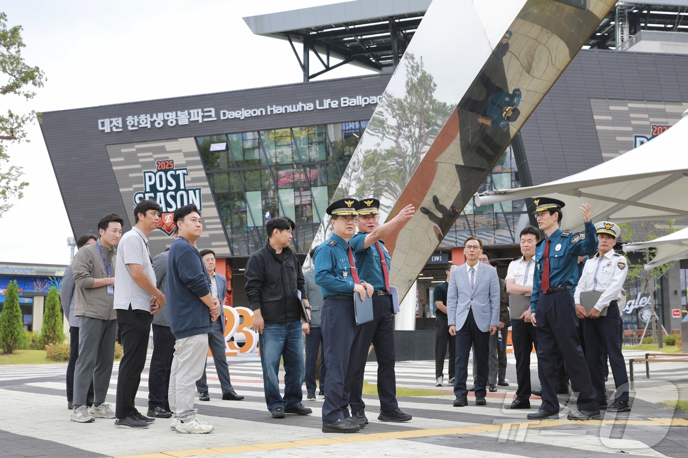 (대전=뉴스1) 이동원 기자 = 최주원 대전경찰청장이 16일 오후 플레이오프가 열리는 대전 한화생명 이글스파크 주변 현장점검을 하고 있다.대전경찰청은 경기가 열리는 당일 기동대를 …