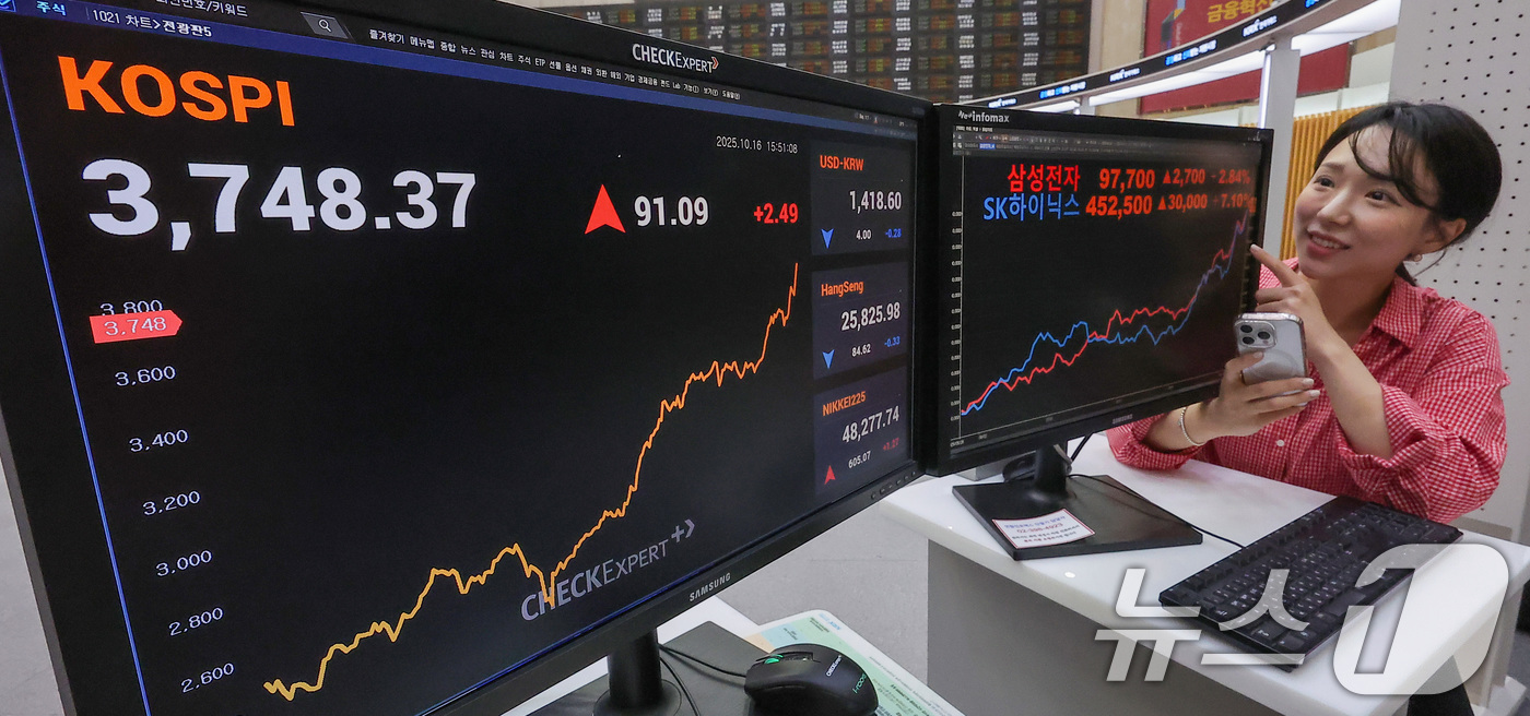 (서울=뉴스1) 김성진 기자 = 코스피 지수가 3740선을 돌파하며 사상 최고치를 경신한 16일 서울 여의도 한국거래소 현황판에 삼성전자와 하이닉스 종가가 나오고 있다.이날 삼성전 …