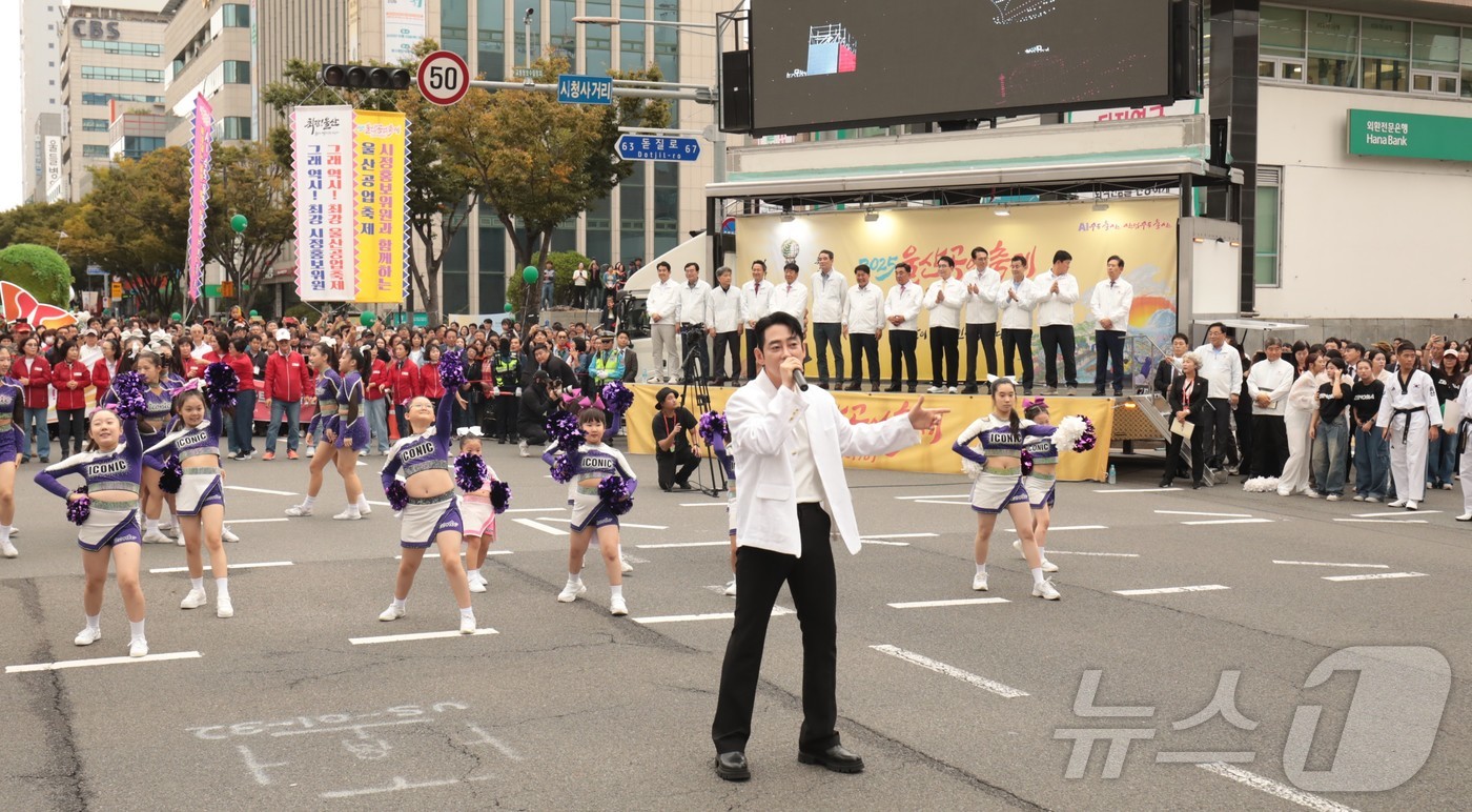 (울산=뉴스1) 김세은 기자 = 가수 테이가 16일 울산 남구 시청사거리에서 '2025 울산공업축체' 개막 축하 공연을 펼치고 있다. 2025.10.16/뉴스1