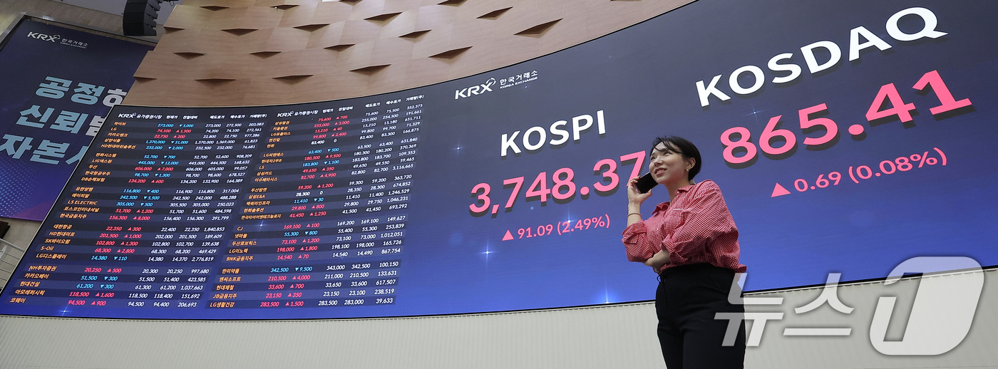 (서울=뉴스1) 김성진 기자 = 코스피 지수가 3740선을 돌파하며 사상 최고치를 경신한 16일 서울 여의도 한국거래소 현황판에 종가가 나오고 있다.이날 코스피는 전 거래일 대비 …