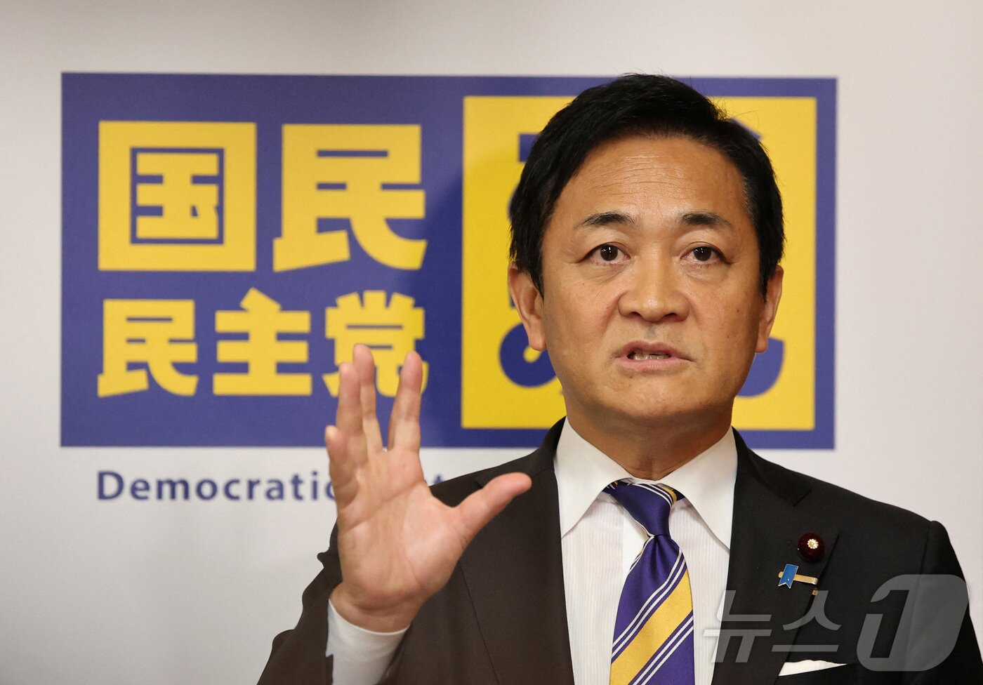 본문 이미지 - 다마키 유이치로 국민민주당 대표가 15일 도쿄에서 노다 요시히코 입헌민주당 대표와 만나 연정 가능성을 논의한 뒤 기자들 앞에서 발언하고 있다. 2025.10.15 ⓒ 로이터=뉴스1 ⓒ News1 강민경 기자