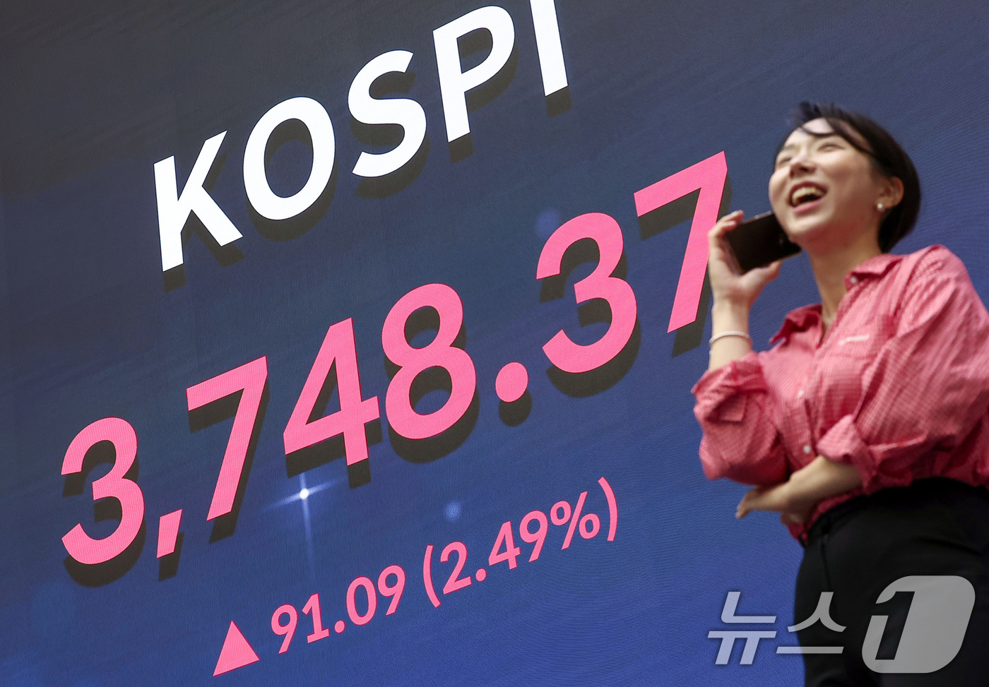 (서울=뉴스1) 김성진 기자 = 코스피 지수가 3740선을 돌파하며 사상 최고치를 경신한 16일 서울 여의도 한국거래소 현황판에 종가가 나오고 있다.이날 코스피는 전 거래일 대비 …
