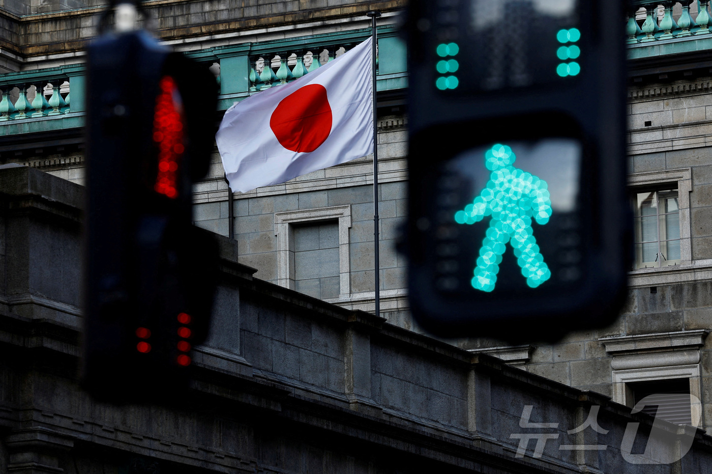 (도쿄 로이터=뉴스1) 강민경 기자 = 일본 도쿄 일본은행 본부 건물 위에 일장기가 휘날리고 있다. (자료사진) 2025.1.23ⓒ 로이터=뉴스1