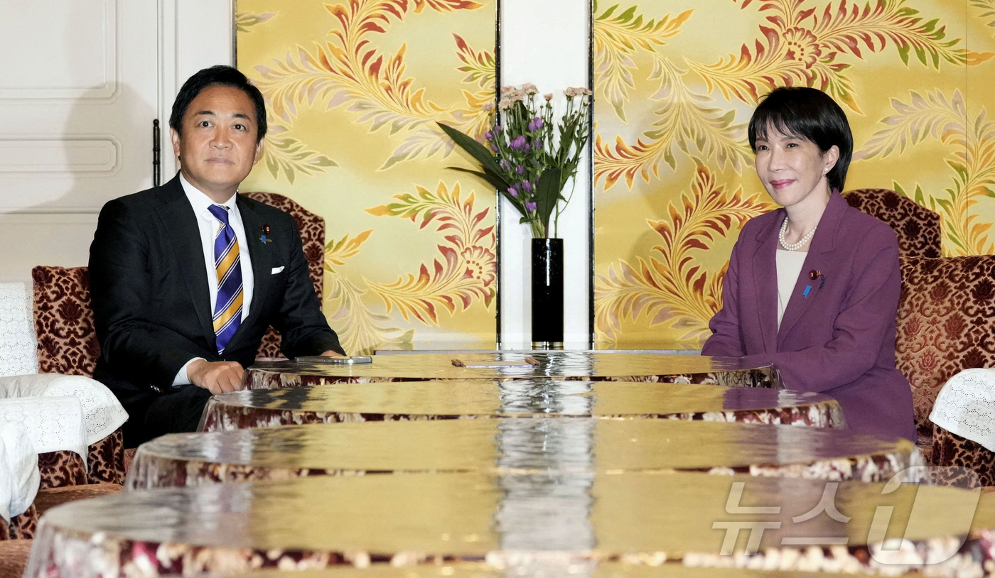 (도쿄 로이터=뉴스1) 강민경 기자 = 다카이치 사나에 일본 자민당 총재(오른쪽)와 다마키 유이치로 국민민주당 대표가 15일 일본 도쿄 국회의사당에서 만나 대화하고 있다. 2025 …