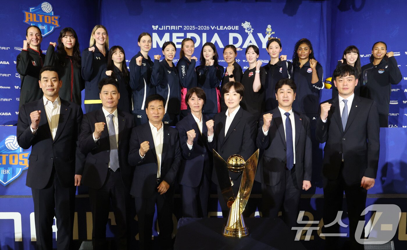 본문 이미지 - 16일 오후 서울 강남구 청담동 리베라호텔에서 열린 프로배구 진에어 2025-2026 V리그 여자부 미디어데이에서 7개 구단 감독과 대표 선수들이 파이팅을 외치고 있다. 2025.10.16/뉴스1 ⓒ News1 이광호 기자