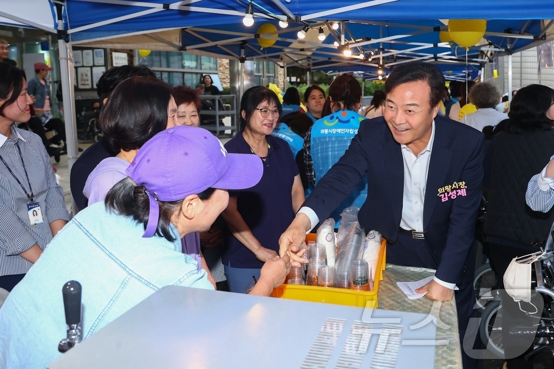 (의왕=뉴스1) 김기현 기자 = 김성제 경기 의왕시장이 16일 부곡동 주민복지관에서 장애인 자립을 지원하고, 지역사회 연대와 포용 가치를 실현하기 위해 열린 '2025 더(The) …