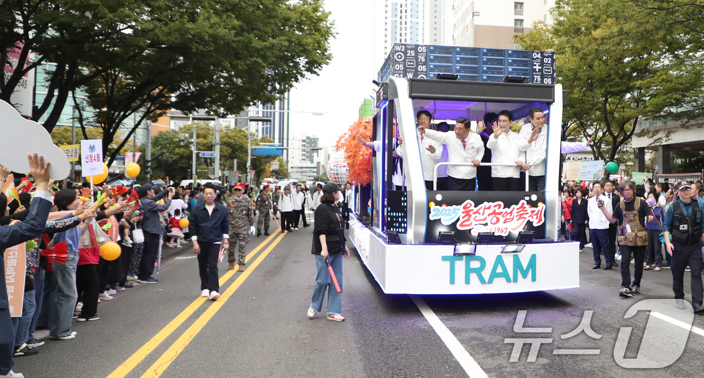 (울산=뉴스1) 조민주 기자 = 김두겸 울산시장이 16일 '2025 울산공업축제' 카퍼레이드에 참석해 시민들에게 인사를 하고 있다. 2025.10.16/뉴스1