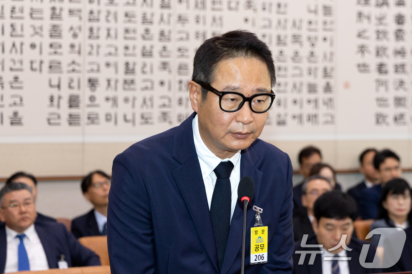 (서울=뉴스1) 이승배 기자 = 16일 서울 여의도 국회에서 열린 법제사법위원회 감사원 등에 대한 국정감사 증인으로 출석한 김태영 21그램 대표가 의원 질의를 듣고 있다. 2025 …