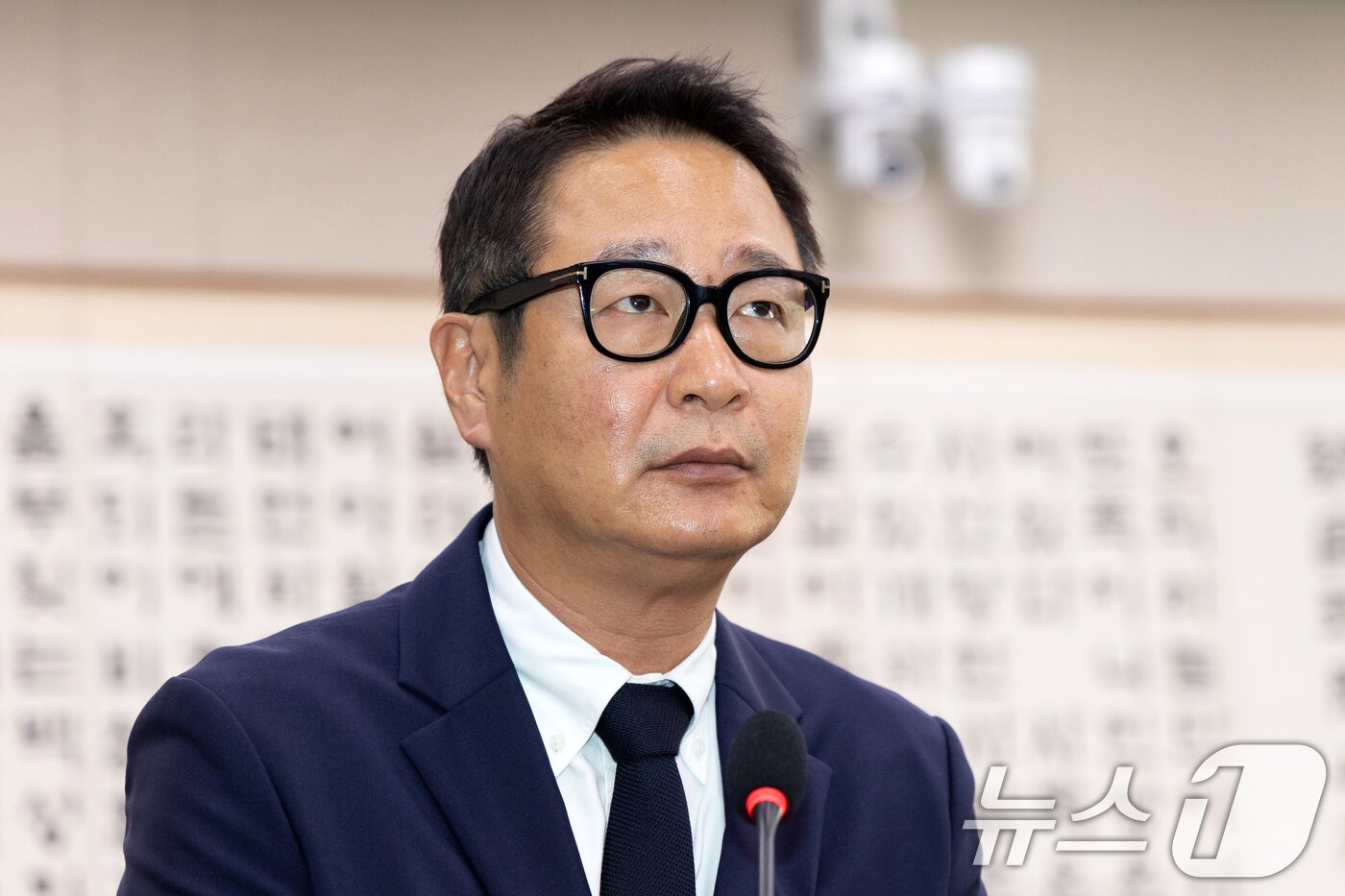 본문 이미지 - 16일 서울 여의도 국회에서 열린 법제사법위원회 감사원 등에 대한 국정감사 증인으로 출석한 김태영 21그램 대표가 의원 질의를 듣고 있다. 2025.10.16 ⓒ 뉴스1 이승배 기자