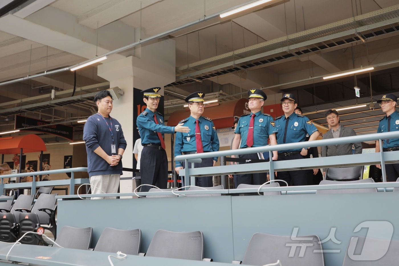 (대전=뉴스1) 이동원 기자 = 최주원 대전경찰청장이 16일 오후 플레이오프가 열리는 대전 한화생명 이글스파크 를 찾아 현장 안전 점검을 하고 있다. 대전경찰청은 경기가 열리는 당 …