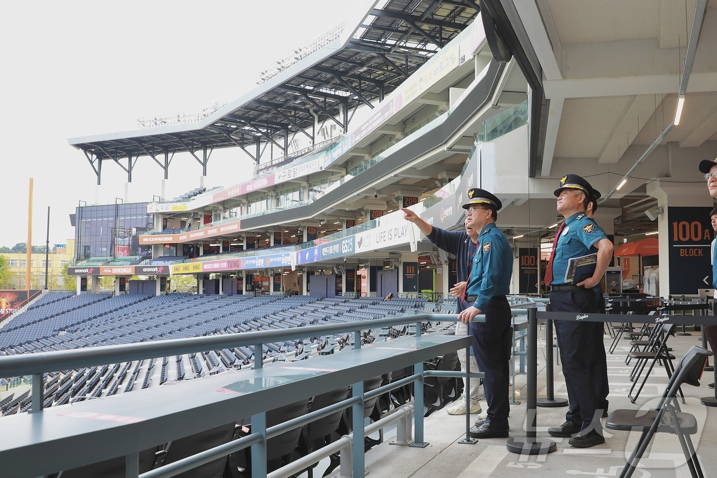 (대전=뉴스1) 이동원 기자 = 최주원 대전경찰청장이 16일 오후 플레이오프가 열리는 대전 한화생명 이글스파크 를 찾아 현장 안전 점검을 하고 있다.대전경찰청은 경기가 열리는 당일 …