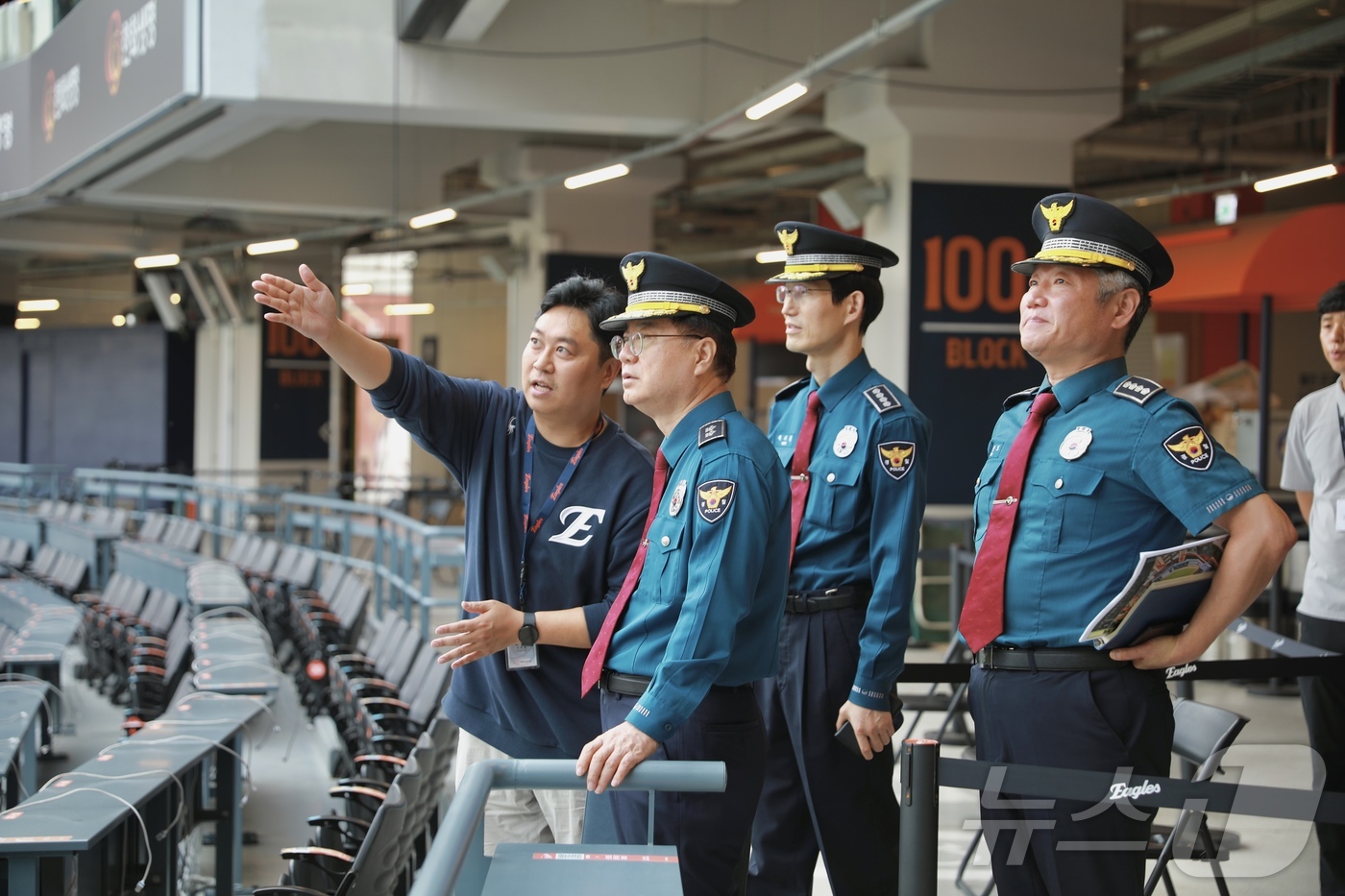 (대전=뉴스1) 이동원 기자 = 최주원 대전경찰청장이 16일 오후 플레이오프가 열리는 대전 한화생명 이글스파크 를 찾아 현장 안전 점검을 하고 있다.대전경찰청은 경기가 열리는 당일 …