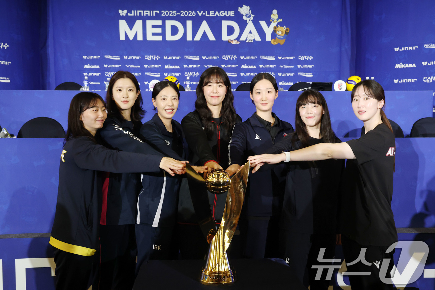 (서울=뉴스1) 이광호 기자 = 16일 오후 서울 강남구 청담동 리베라호텔에서 열린 프로배구 진에어 2025-2026 V리그 여자부 미디어데이에서 7개 구단 선수들이 기념촬영을 하 …