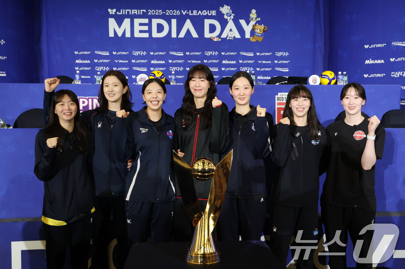(서울=뉴스1) 이광호 기자 = 16일 오후 서울 강남구 청담동 리베라호텔에서 열린 프로배구 진에어 2025-2026 V리그 여자부 미디어데이에서 7개 구단 선수들이 기념촬영을 하 …