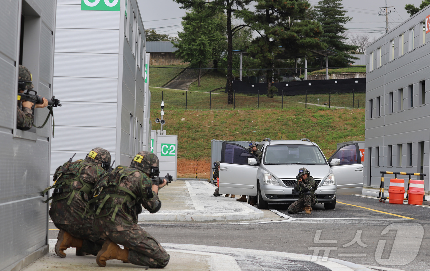 (세종=뉴스1) = 16일 세종시 연서면에 육군 32보병사단 세종과학화예비군훈련장 개장과 함께 예비군훈련대 장병들이 시가지전투 시범을 보이고 있다 있다.(32보병사단 제공. 재판매 …