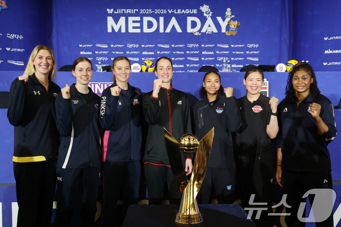 (서울=뉴스1) 이광호 기자 = 16일 오후 서울 강남구 청담동 리베라호텔에서 열린 프로배구 진에어 2025-2026 V리그 여자부 미디어데이에서 7개 구단 외국인 선수들이 기념촬 …