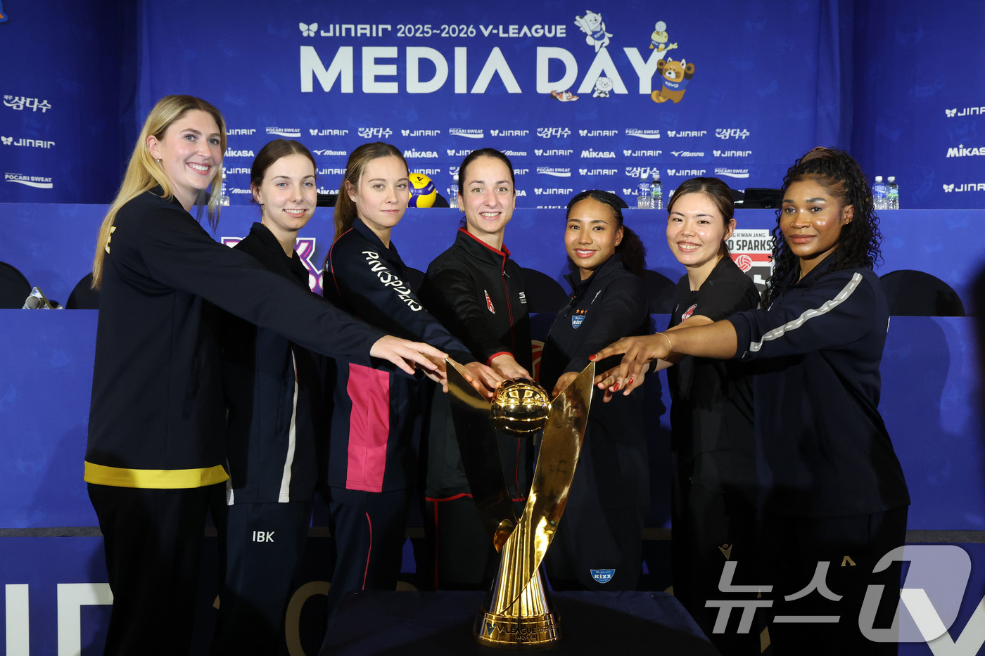 (서울=뉴스1) 이광호 기자 = 16일 오후 서울 강남구 청담동 리베라호텔에서 열린 프로배구 진에어 2025-2026 V리그 여자부 미디어데이에서 7개 구단 외국인 선수들이 기념촬 …