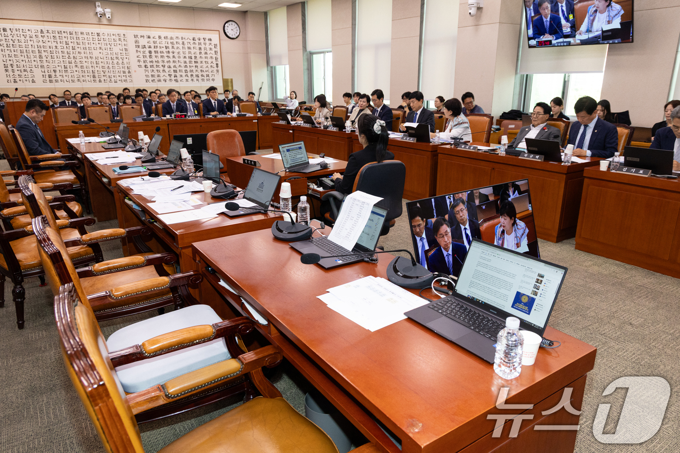 (서울=뉴스1) 이승배 기자 = 16일 서울 여의도 국회에서 열린 법제사법위원회 감사원 등에 대한 국정감사에서 국민의힘 위원들이 의사 진행과 관련해 퇴장한 모습이 보이고 있다. 2 …