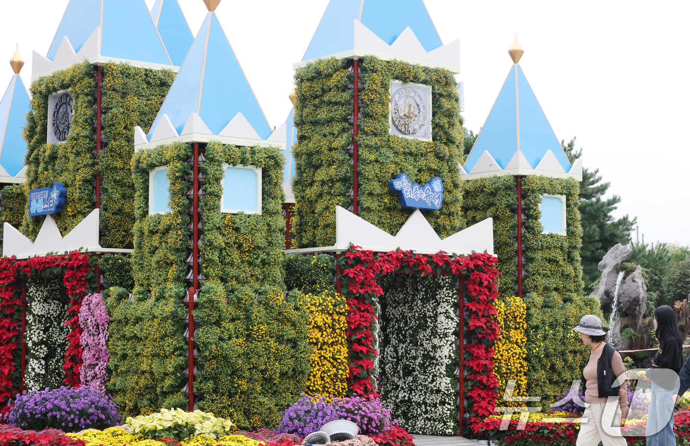 (대전=뉴스1) 김기태 기자 = 16일 대전 유성구 유림공원 일원에 조성된 유성국화축제장을 찾은 시민들이 여유로운 시간을 보내고 있다.유성국화축제는 오는 18일부터 11월 2일까지 …