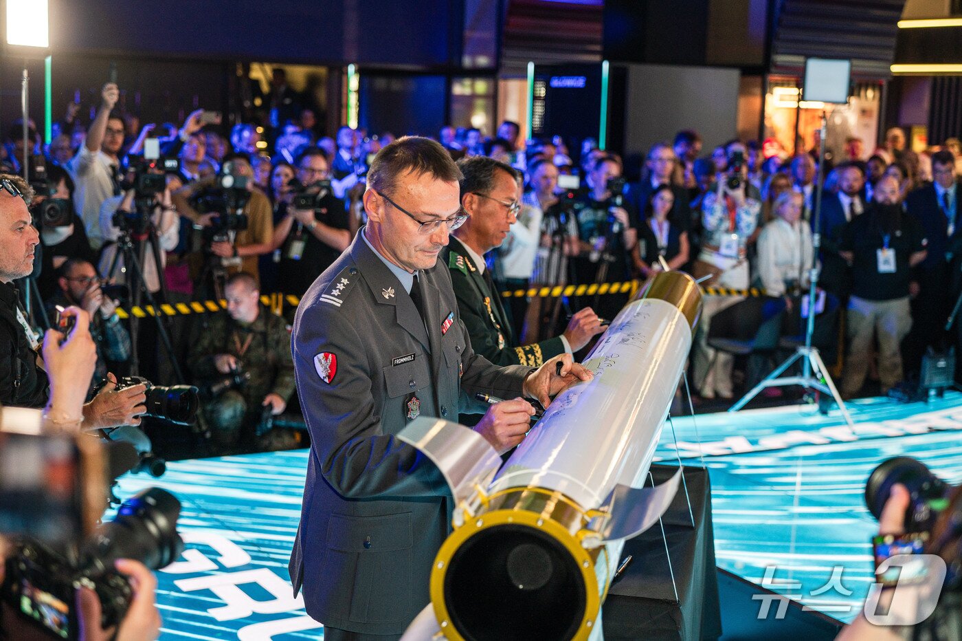 Photo of the signing ceremony for the local joint venture agreement between Hanwha Aerospace and Poland&#39;s WB Group / Provided by Hanwha Aerospace