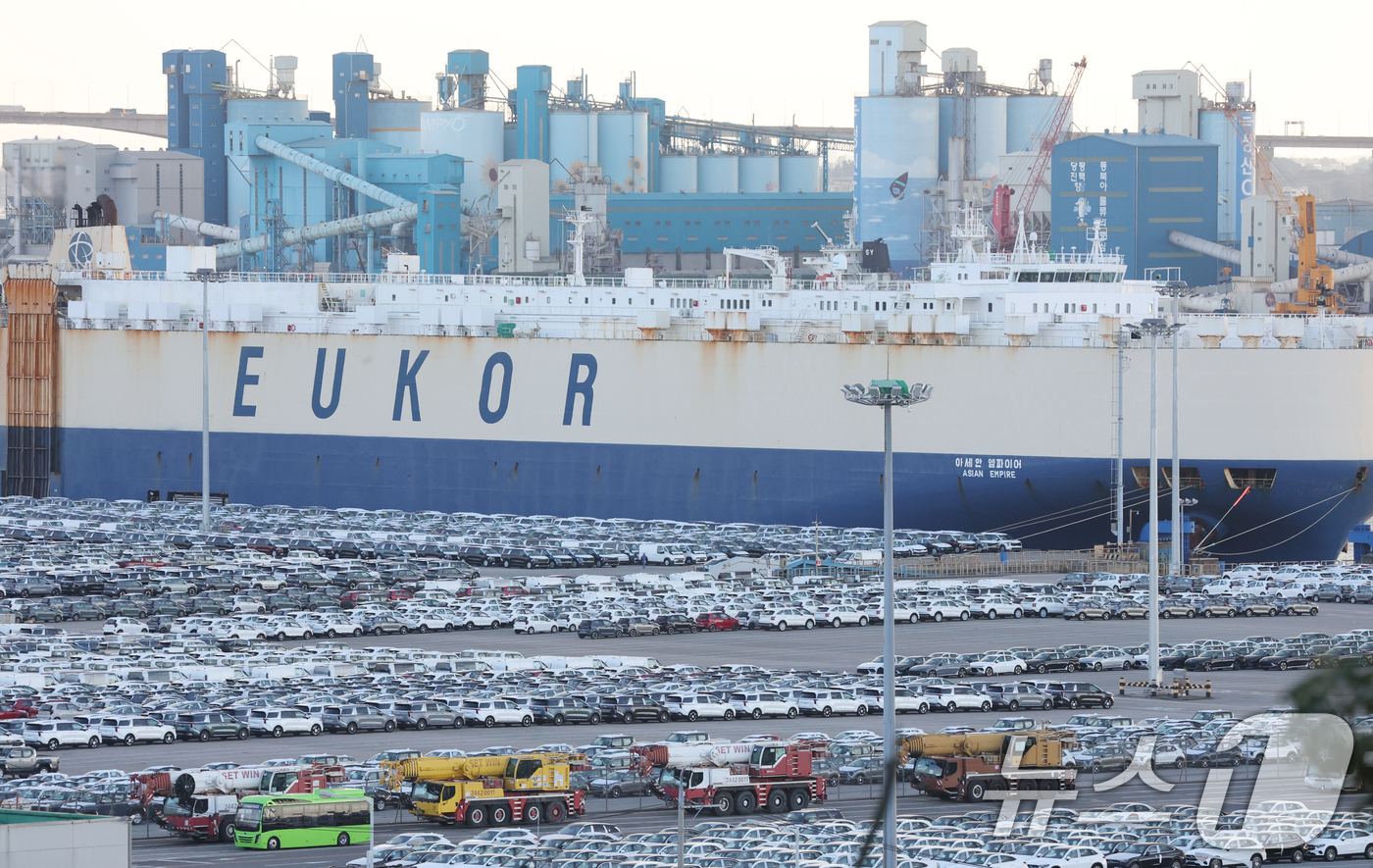 (평택=뉴스1) 김영운 기자 = 16일 김용범 대통령실 정책실장과 김정관 산업통상자원부 장관이 한미 관세 협상 후속 협의를 위해 미국으로 출국했다. 두 사람은 하워드 러트닉 미 상 …