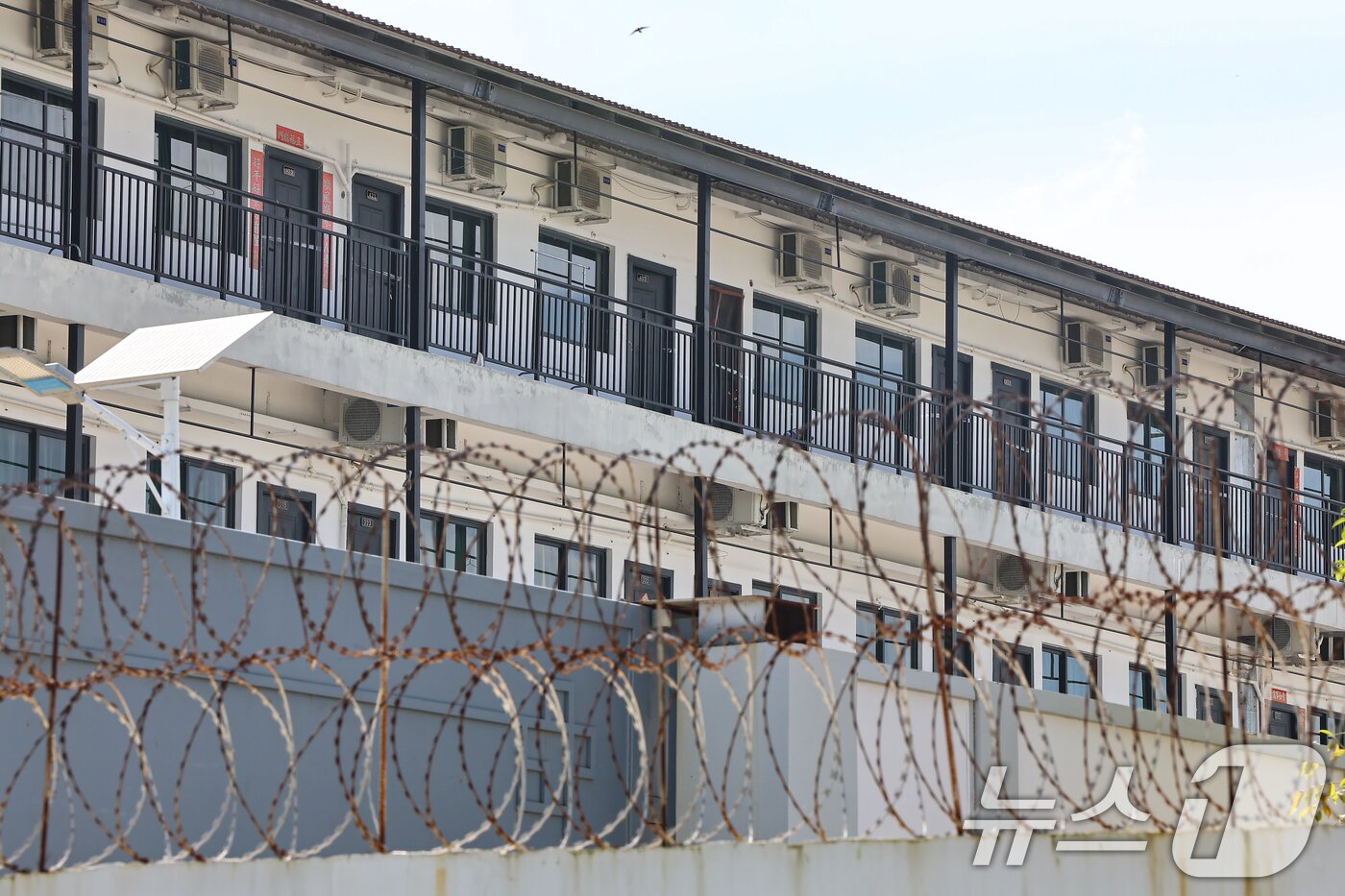 본문 이미지 - 최근 캄보디아에서 한국인 대상 취업사기 및 감금 사건 등 각종 범죄에 연루된 사례가 수면 위로 드러나고 있다. 사진은 16일&#40;현지시간&#41; 캄보디아 프놈펜 인근 온라인스캠범죄단지로 알려진 태자단지. 2025.10.15/뉴스1 ⓒ News1 김도우 기자