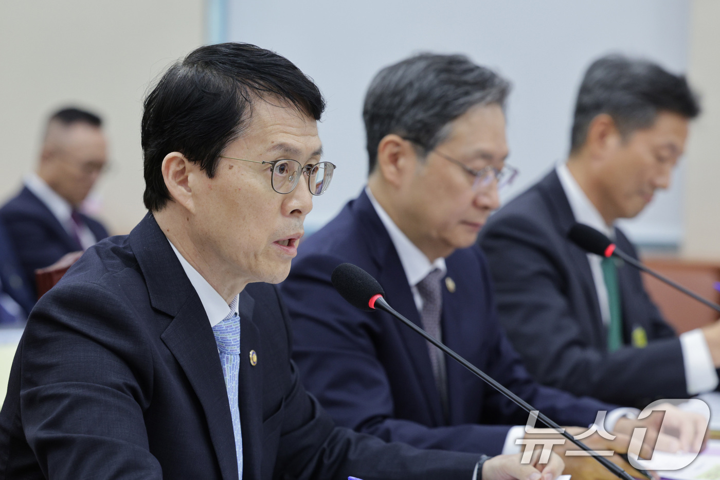 (서울=뉴스1) 신웅수 기자 = 최원호 원자력안전위원장이 16일 서울 여의도 국회 과학기술정보방송통신위원회에서 열린 원자력안전위원회 등에 대한 국정감사에서 의원 질의에 답변하고 있 …